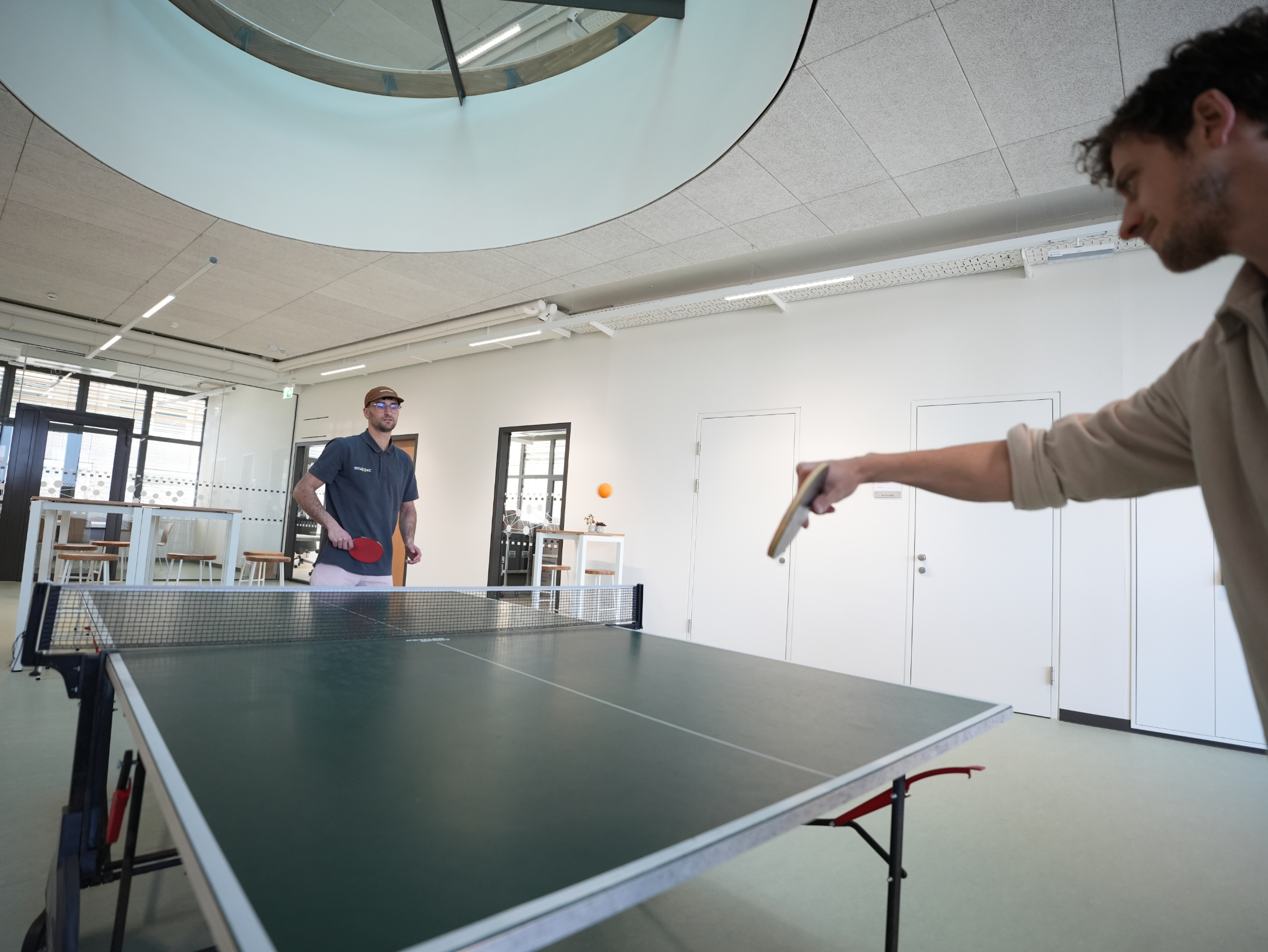 smaXtec employees play table tennis during the break