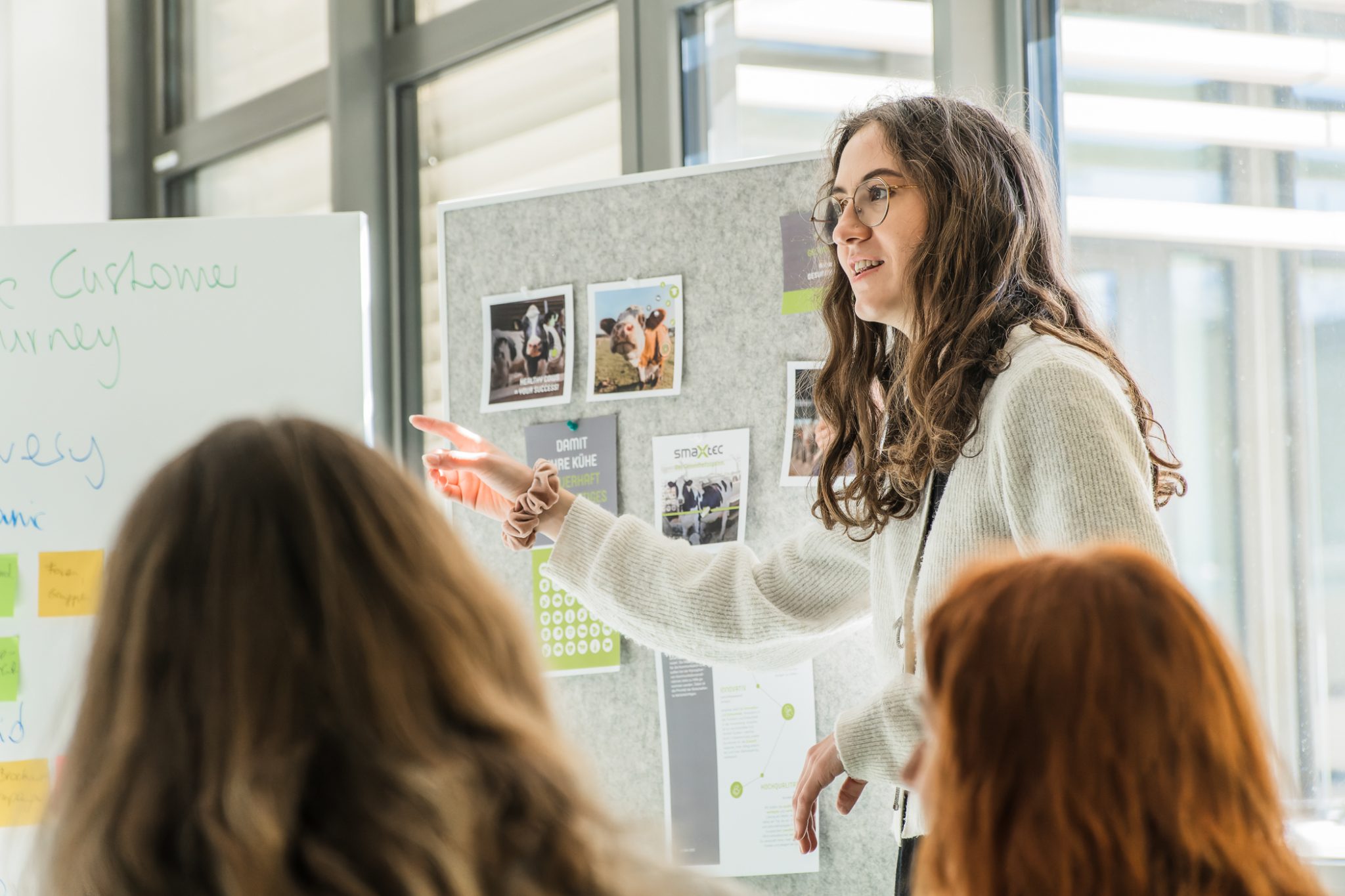 smaXtec employees in a meeting