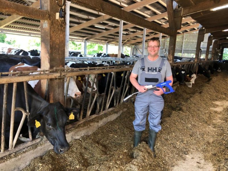 smaXtec testimonial Henning Beyer in his barn