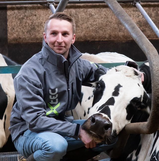 smaXtec testimonial Fränk Thielen strokes a cow