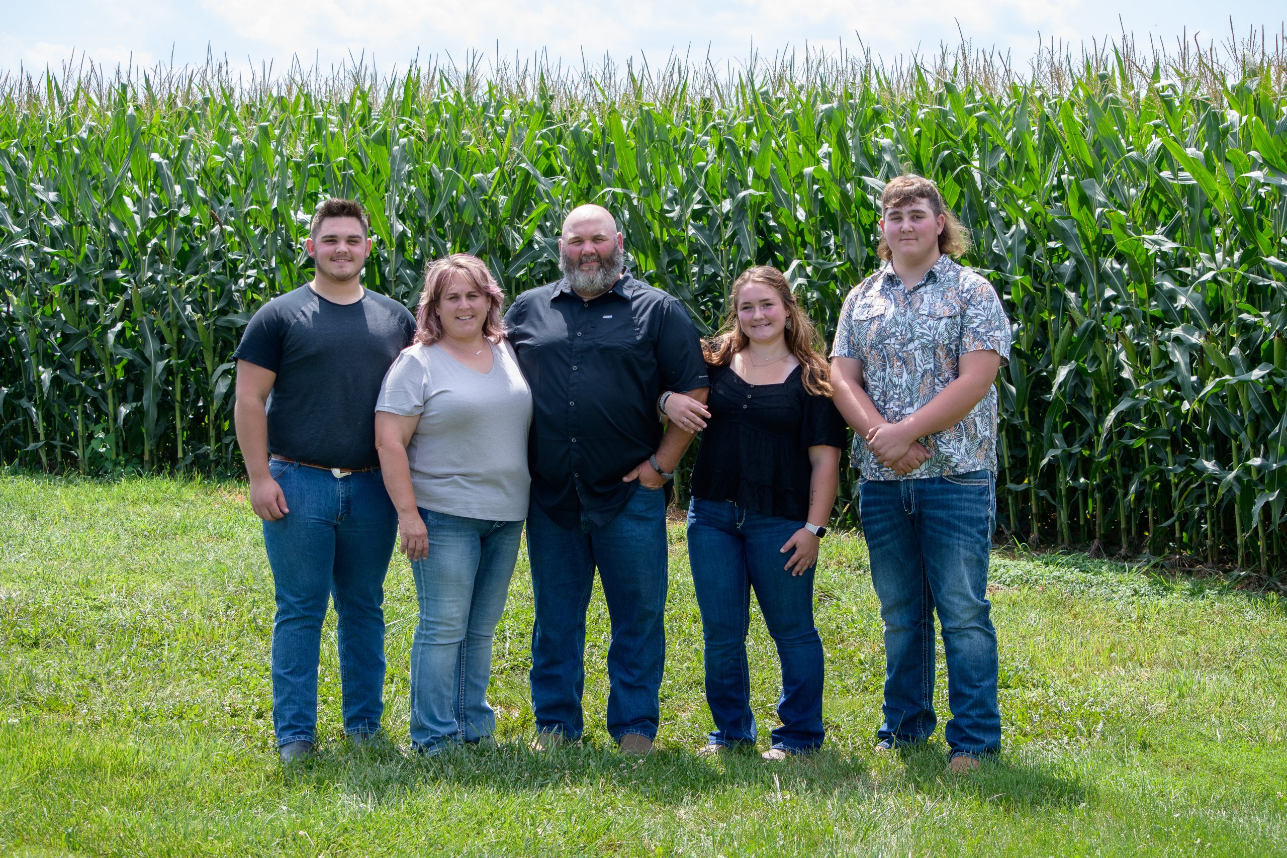 smaXtec testimonial Joy Widerman with his family in front of a corn field