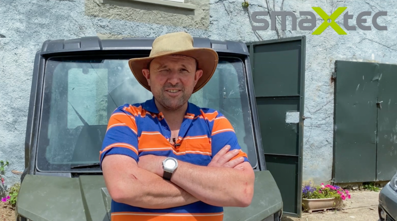 smaXtec testimonial William Daly from Ireland in front of a vehicle