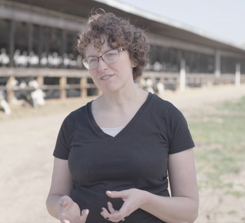 Picture of smaXtec testimonial Natasha Sutherland in front of her barn
