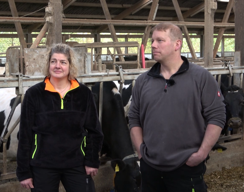 smaXtec testimonial Thorsten Otten and Yvonne Tanne in front of their Holstein cows