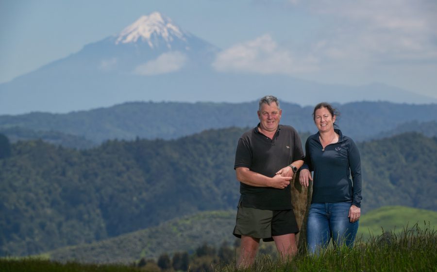 smaXtec testimonial Sarah and Wayne Neilson on the green feeld