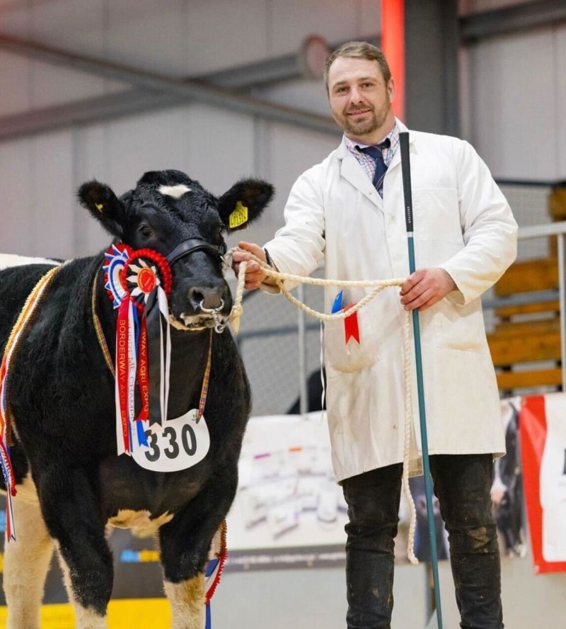 smaXtec customer Ali Jackson with his cow