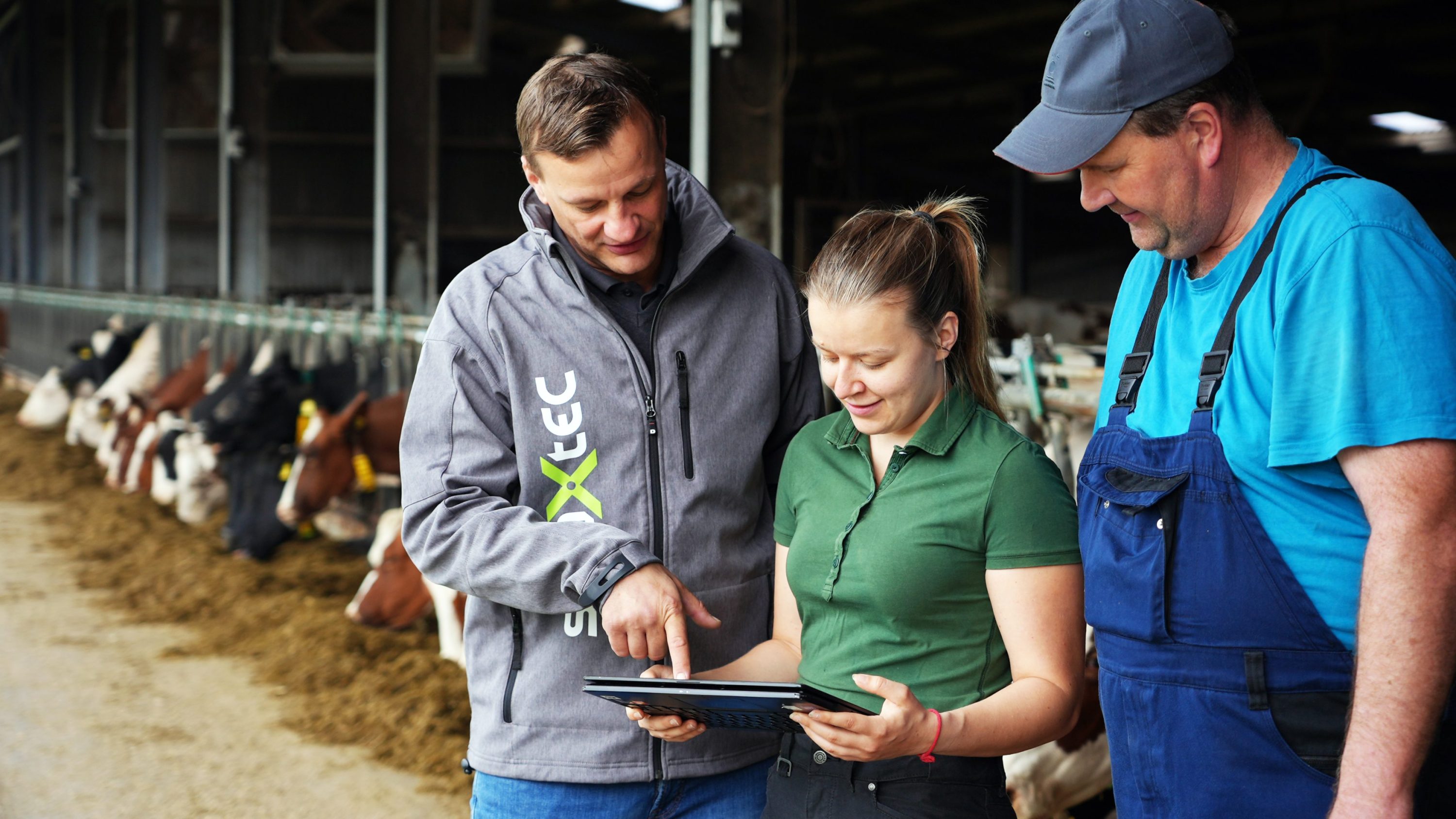 smaXtec consultant with customers looking at the Messenger