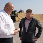 smaXtec consultant talking to a customer about the bolus