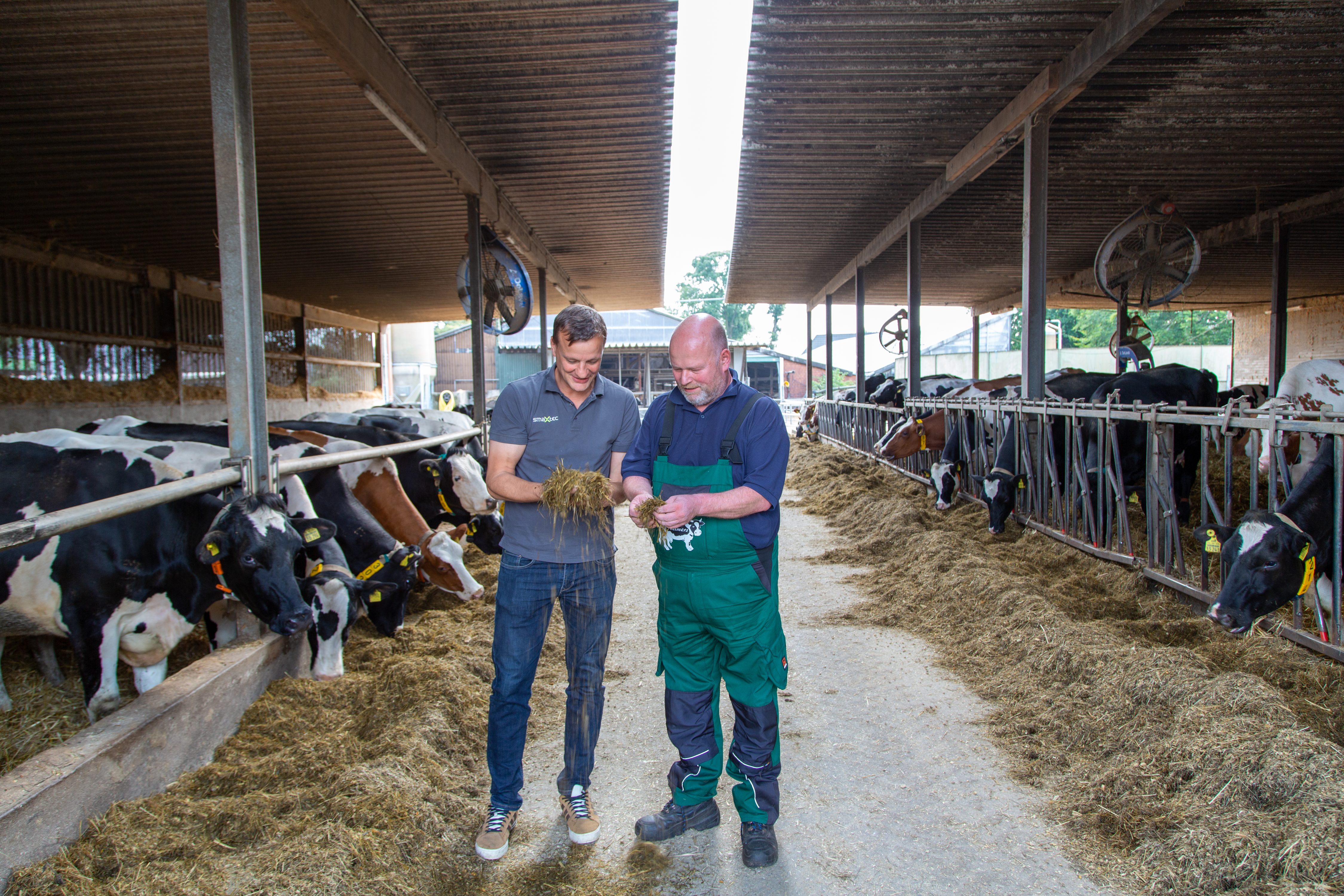 smaXtec consultant and customer looking at the feed