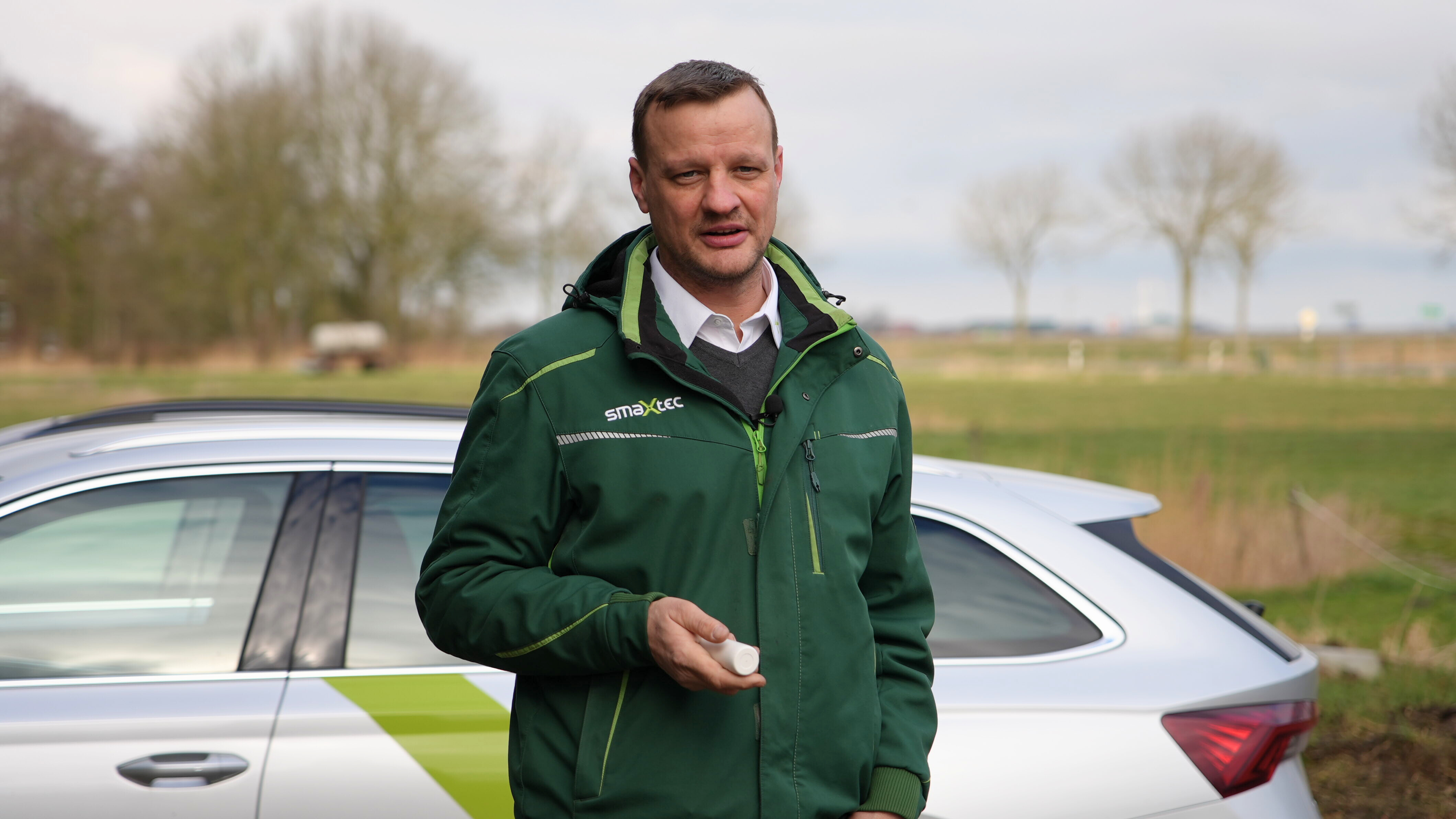 smaXtec employee with bolus