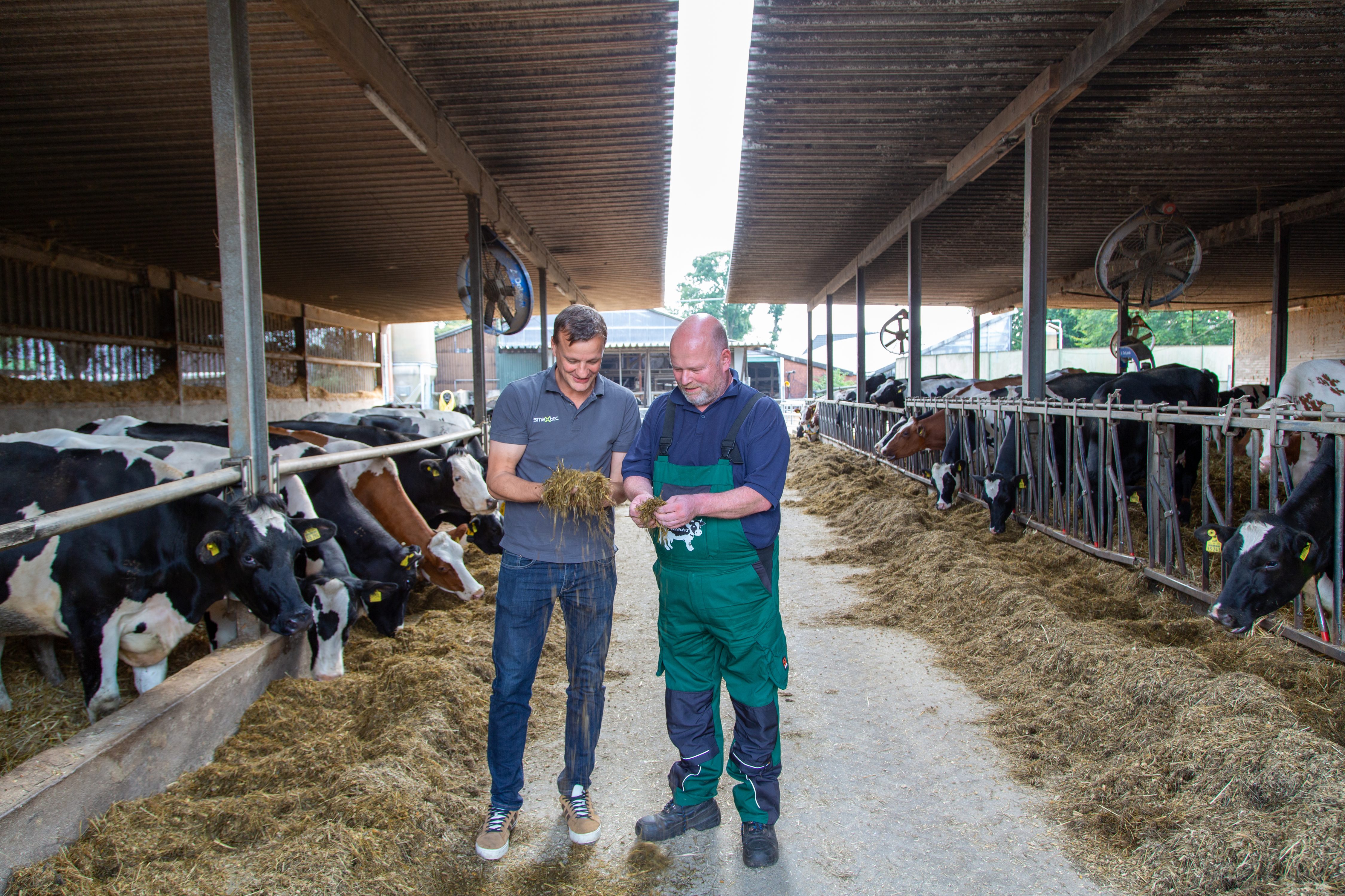smaXtec consultant and customer looking at the feed