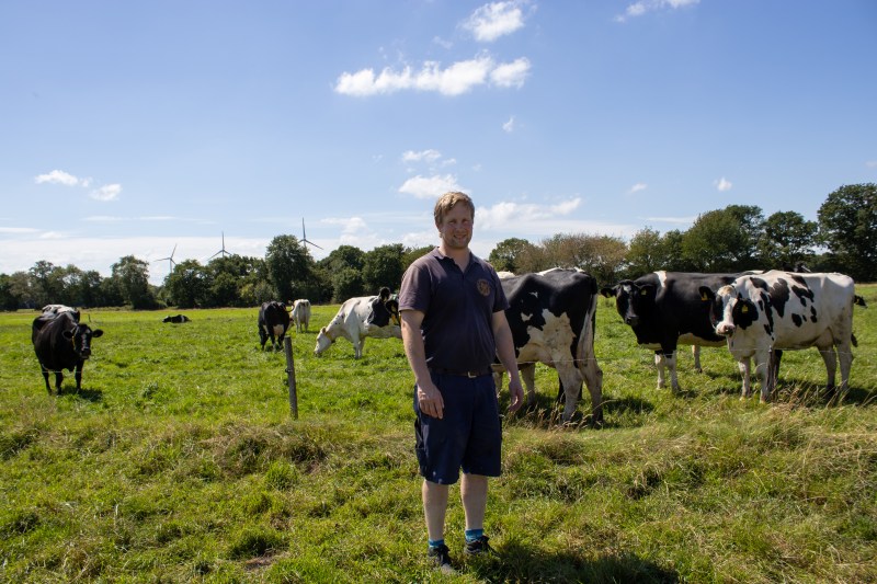 smaXtec Testimonial Johann Hinrich Lilienthal auf der Weide vor seinen Kühen