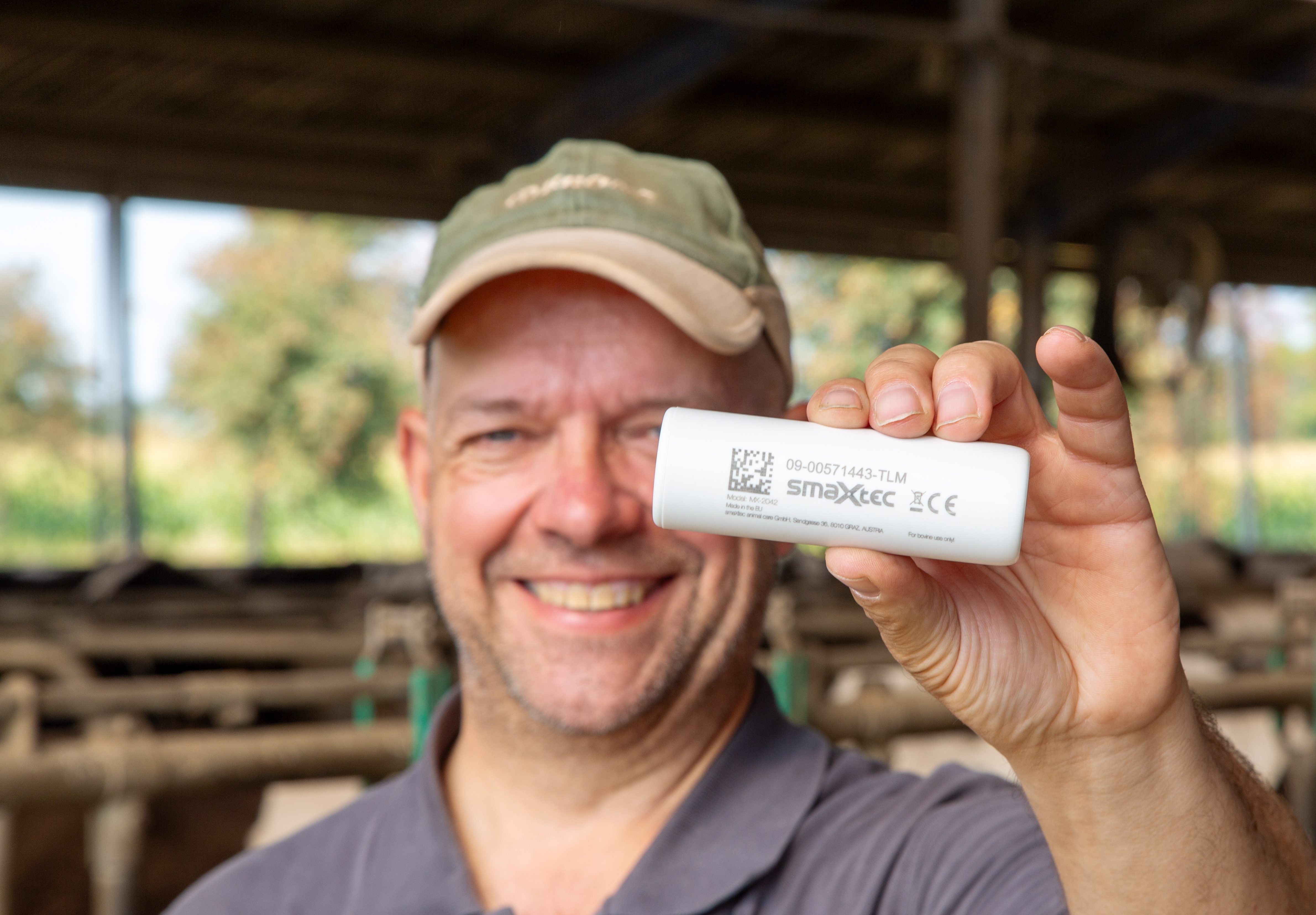 smaXtec customer holding the Classic bolus