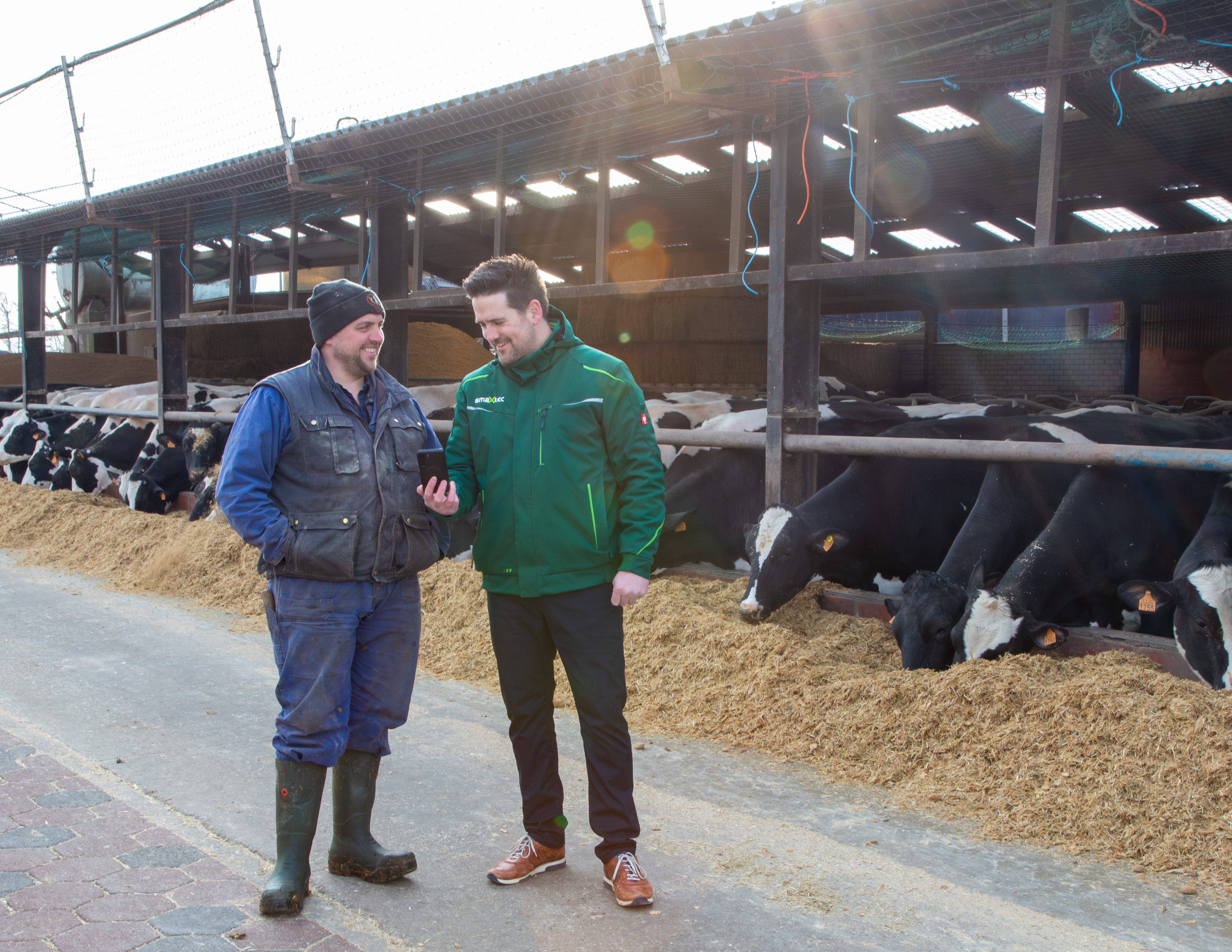 Farmer und smaXtec vor Kühen