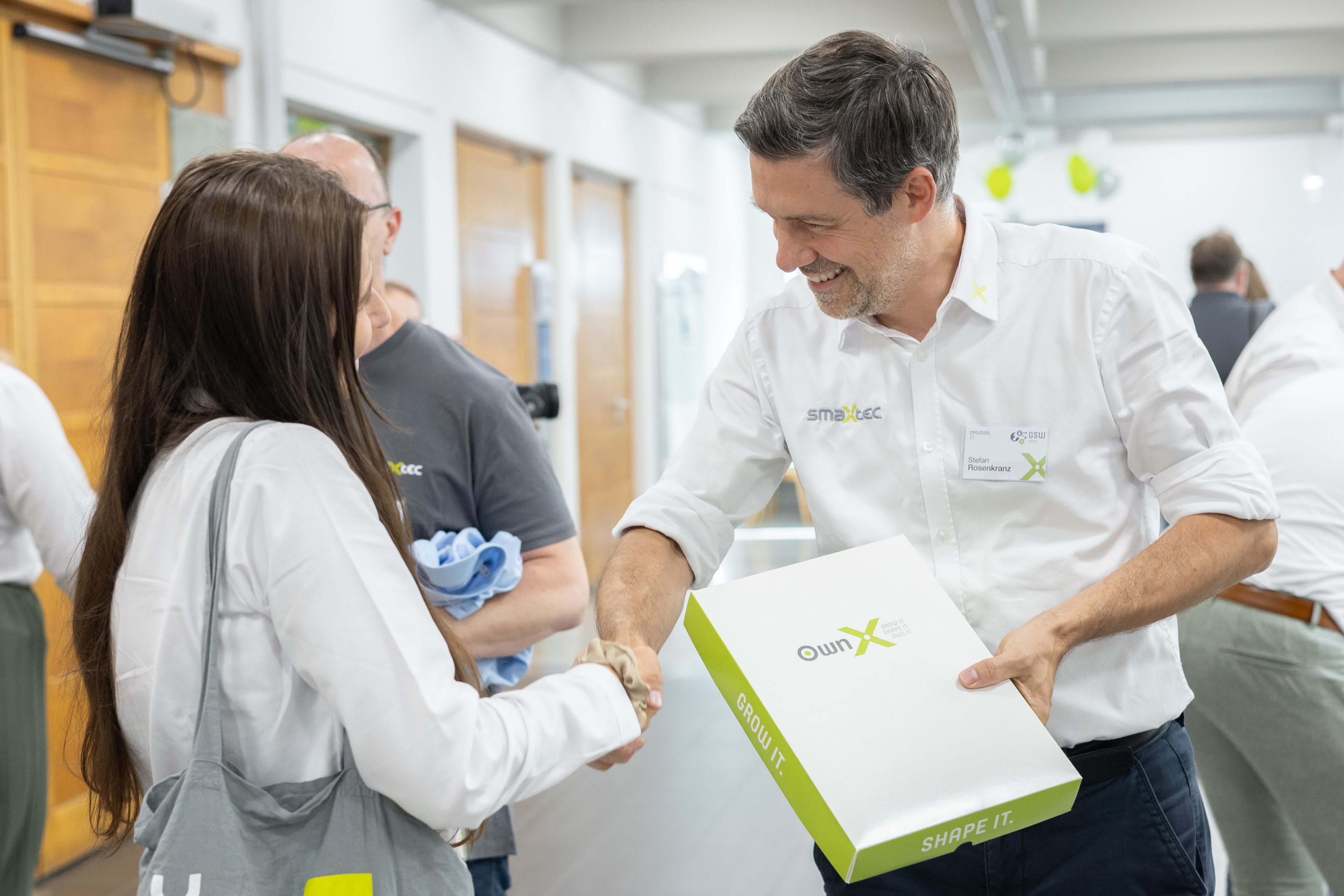 CPO Stefan Rosenkranz shaking hands with smaXtec employee