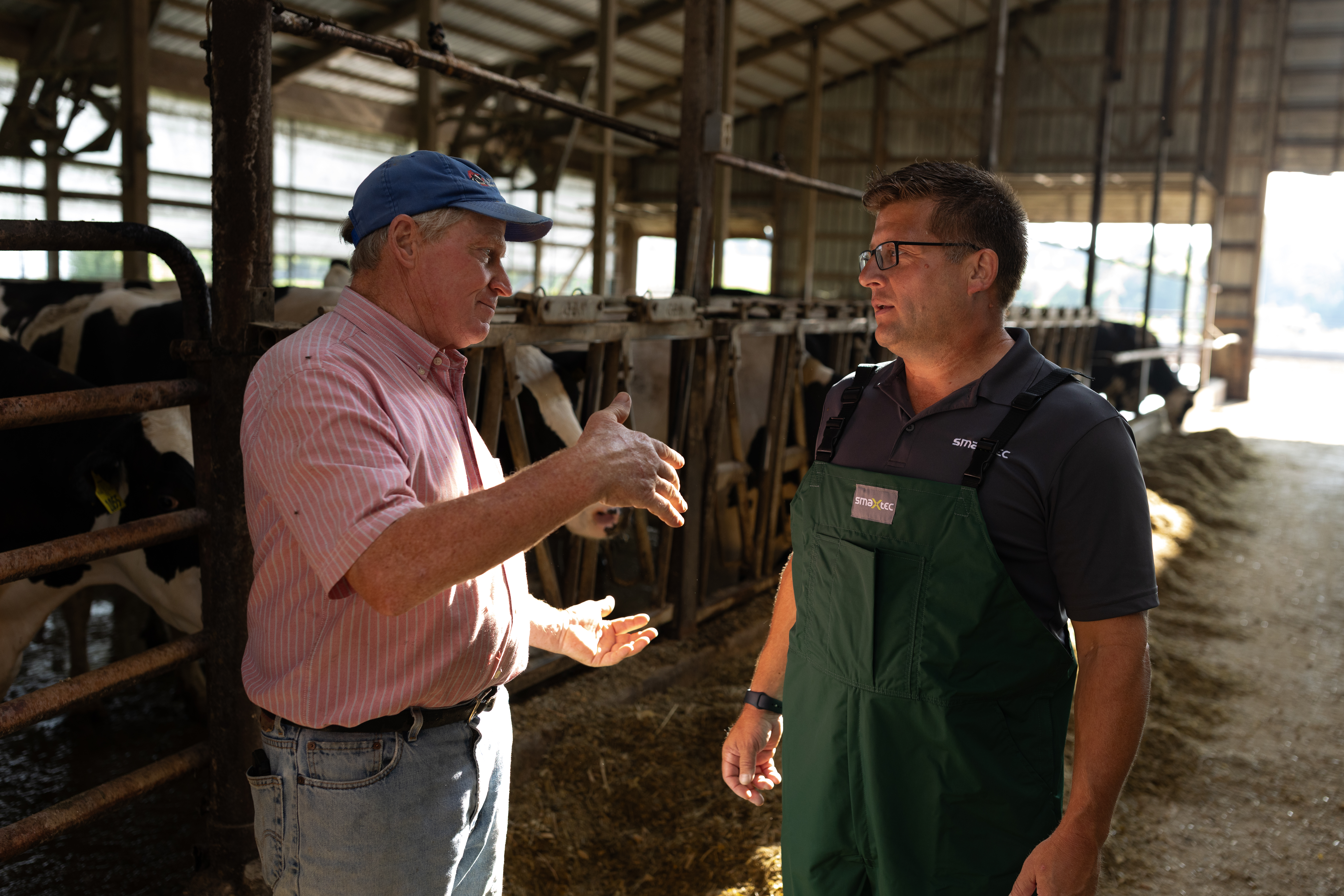 smaXtec customer and expert talking in the barn